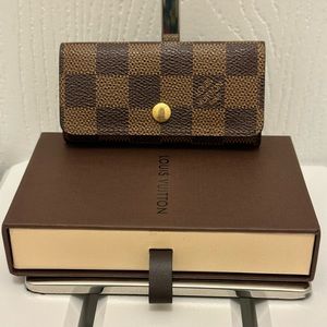 ❗️SOLD ❗️✨Authentic Louis Vuitton Damier Key Holder✨